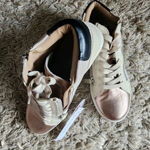 NEW.....Blondo waterproof Highttop sneakers!